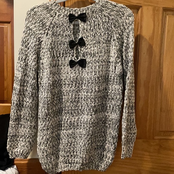 Black and white sweater . Size medium - Picture 2 of 2